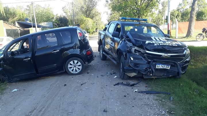 Tremendo accidente entre auto y móvil policial: de milagro no hay heridos